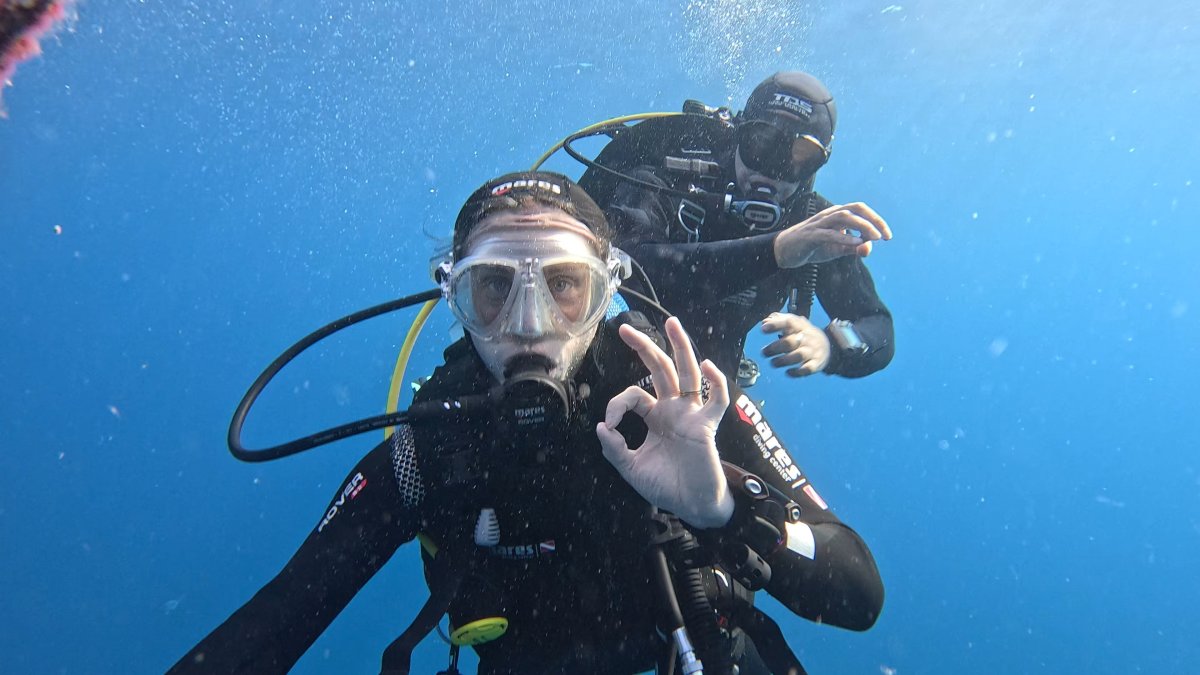 Séance de yoga en mer lors d'une sortie bien-être au départ de La Trinité sur Mer 